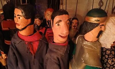 De poesjenellen hangen (’t) uit