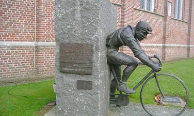 Het standbeeld van Lucien Buysse bij de Sint-Agneskerk in Wontergem