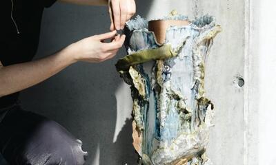 Roxane Rajic, La marée sans étoiles (werkfase), 2026. Geglazuurd steengoe