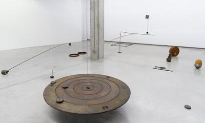 Wolfgang Nestler, Installatiezicht, EIN SCHLOSS DIE LÜFTE ZU VERSCHLIESSEN, 2024