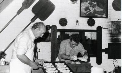 Walter Plaetinck tijdens een demonstratie klaaskoek of engelenkoek maken