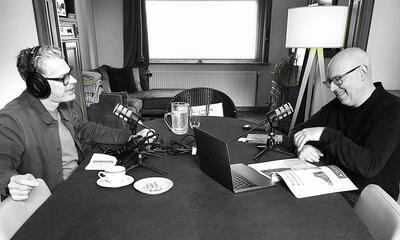 Presentator Dirk Vandenberghe en OKV-hoofdredacteur Matthias Depoorter