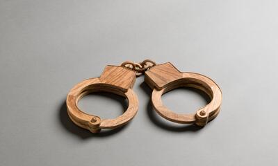 Ai Weiwei, Handcuffs, 2011, hout, 2 x 13 x 40 cm