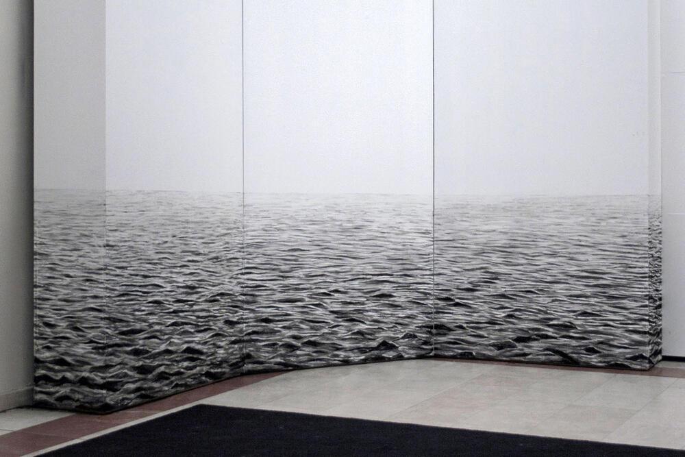 Tiemke Gauderis, in situ tekening tijdens de expo Aan zee kan het waaien II in Oostende, 2013, houtskool op tentoonstellingswanden