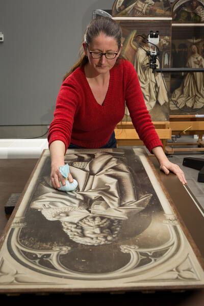 Griet Steyaert werkt sinds 2012 mee aan de restauratie van het Lam Gods