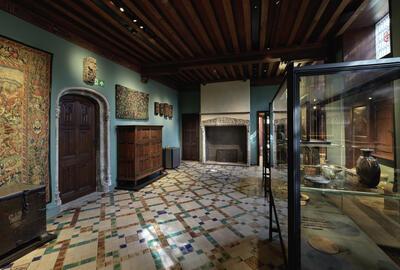 Meubilair, bouwfragmenten, wandtapijten en kostbare kleinoden evoceren de leefcultuur in het laat-middeleeuwse Brugge.