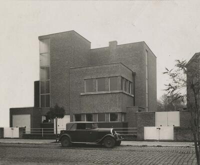 De woning Verstrepen in Boom, 1927. Omdat de bouwheer baksteenfabrikant is, kan Stynen tot zijn grote spijt niet aan de slag met nieuwe technieken en materialen.