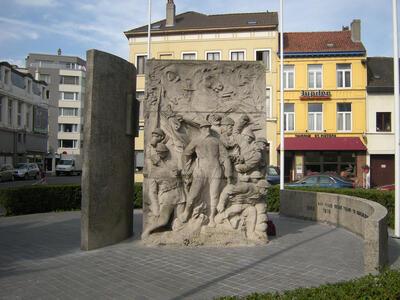 In Oostende werden in 1968 de reliëfs uit het oorspronkelijke monument (zie hiernaast) verwerkt in een geactualiseerd gedenkteken, de bronzen soldaat belandde na enkele omzwervingen in het museum De Plate