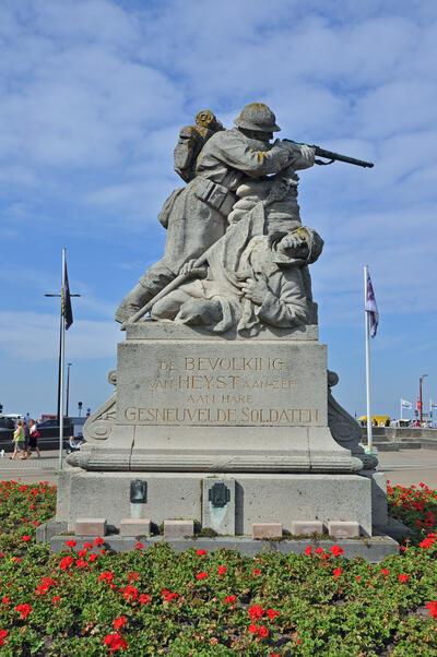 Hippolyte Le Roy (beeldhouwer), gedenkteken voor de militaire en burgerlijke slachtoffers van de Eerste Wereldoorlog, Heldenplein, Heist, inhuldiging 1921