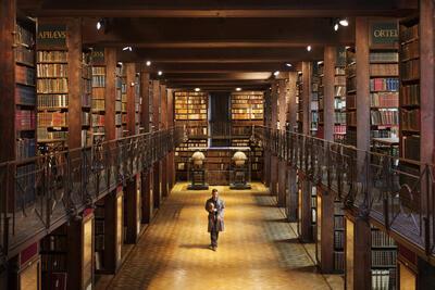 Midden in de bruisende Antwerpse binnenstad ligt de Erfgoedbibliotheek Hendrik Conscience. Ze bewaart en verzamelt al meer dan vijf eeuwen Vlaams cultureel erfgoed. In de leeszaal van de Erfgoedbibliotheek snuistert u in meer dan 1,5 miljoen items – van oude drukken, over historische kranten, tot recente publicaties. U kunt ze op papier, op microfilm of digitaal raadplegen. Al even indrukwekkend als de uitgebreide, waardevolle en vaak unieke collectie van de Erfgoedbibliotheek is de Nottebohmzaal. Deze pra