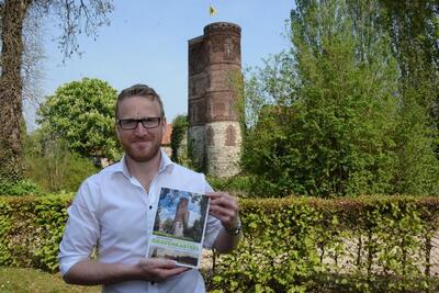  Auteur Kevin Poschet met zijn boek over de Graventoren.