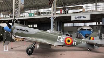 Eén van de 132 iconische Spitfires die ons land onmiddellijk na de Tweede Wereldoorlog heeft gekocht, met als buur het voorste gedeelte van een Boeing 707-329 in het SABENA-hoek