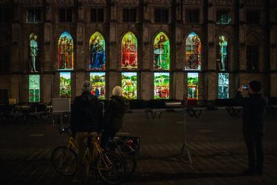 Projectie Lam Gods op Lakenhalle