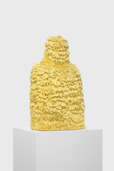Links: De verfijnde achtergrond bij Maria op het Lam Gods is terug te vinden bij Tinus Vermeersch, Untitled, 2017, gips met bladgoud
