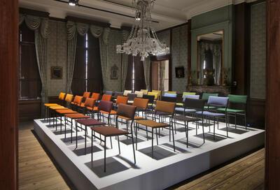 Een experience room in het oudste deel van het museum: Studio RENS, Changing Perception / OBJECTS, 2020, installatie in samenwerking met Light & Lighting Laboratory KU Leuven,