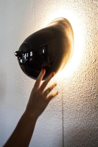 Hugo Meert, wandlamp Black Big Tit, 2018, zwart geglazuurd porselein