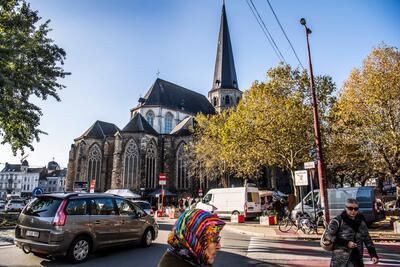 Op het plein rondom de Sint-Jacobskerk in Gent tref je dikwijls een rommelmarktje aan