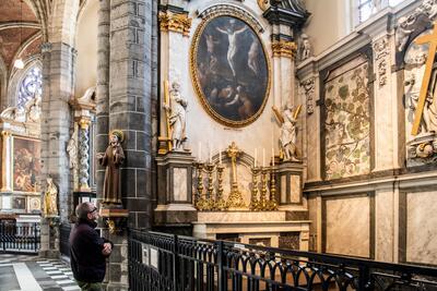 Het versneden paneel met Coxcies Kruisiging werd in de zeventiende eeuw verplaatst naar de kapel van het Heilig Kruis