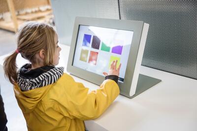 Bezoekers kunnen op een console vragen beantwoorden. Het resultaat toont hoe ze naar kunst kijken
