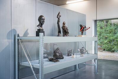 Vitrinekast met werk van onder anderen Alexander Archipenko (1914), Otto Gutfreund (1911), Ernst Barlach (1936), Hans Uhlmann (1951), Johan Creten (2015), Käthe Kollwitz (1937-1941) en Karl Hartog (1949) COLLECTIE MIDDELHEIMMUSEUM, ANTWERPEN