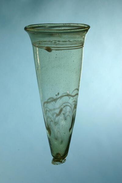 Spitsbeker uit Thiérache (?) (Frankische Rijk), einde 5de- en 6de eeuw, glas