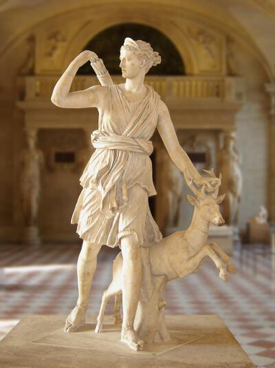 Marmeren kopie naar Grieks bronzen beeld van Leochares? Artemis, godin van de jacht PARIJS, MUSÉE DU LOUVRE