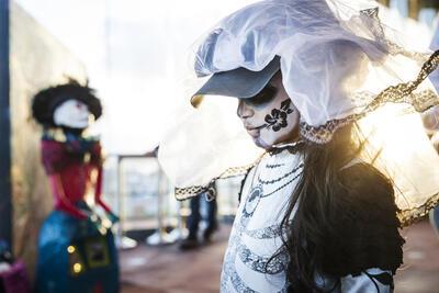 Catrina met haar modieuze hoed vol pluimen is uitgegroeid tot het symbool van Día de los Muertos. Catrina betekent elegant. Haar creator, de Mexicaanse illustrator José Guadalupe Posada, ontwierp haar als een satirische allusie die ons eraan herinnert dat wie we ook zijn en hoe we er ook uitzien, we allemaal eindigen als een skelet.