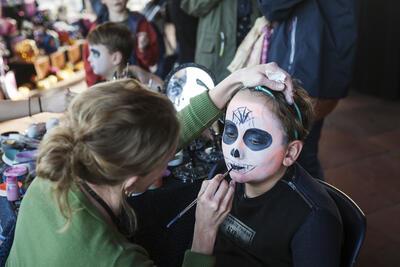 Het Altaar van Antwerpen is een installatie waaraan kunstenaars en bezoekers elk jaar een nieuwe laag toevoegen. Patricia Lopez, een kunstenares met Mexicaanse roots, legde de basislaag die erg Mexicaans oogt met elementen als Catrina’s, kleurrijke schedels en papier-maché