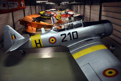 De hangar in het Stampe & Vertongen Museum met de vliegende SV-4’s en vooraan een Harvard