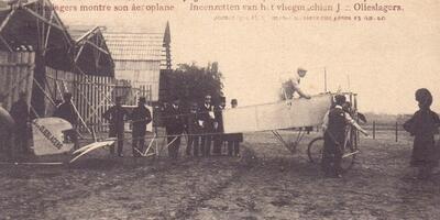 Postkaart met Jan Olieslagers die zijn ‘vliegmachien ineenzet’