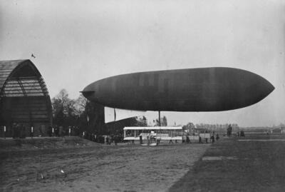 De zeppelin Zodiac van graaf de la Vaulx en het toestel van baron Pierre de Caters
