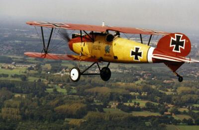 De Albatros van het museum in volle vlucht