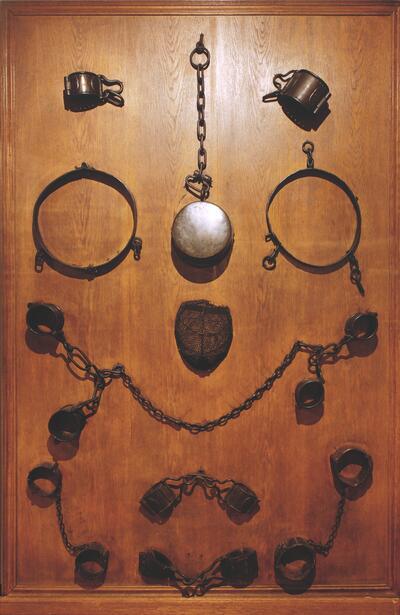 Houten paneel met de boeien van de patiënten, opgesloten in de kerkers van het Gerard den Duivelsteen MUSEUM DR. GUISLAIN, GENT