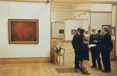 Felix De Boeck op zijn grote retrospectieve in het Museum van Elsene, 1965 COLLECTIE VLAAMSE GEMEENSCHAP – FELIXART MUSEUM
