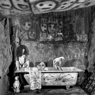 Roger Ballen, Ritual, uit de reeks Asylum of the Birds, 2011, foto COLLECTIE KUNSTENAAR, JOHANNESBURG - MUSEUM DR. GUISLAIN, GENT