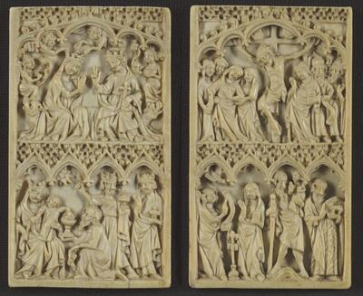 Schrijftabletten in ivoor Engeland, tweede helft van de veertiende eeuw KBR - ms. IV 1277, fol. 1r-2v: Kruisiging en Aankondiging aan Maria met Sint-Christoffel en Sint-Jan-de-Doper, Kroning van Maria en Aanbidding van de Wijzen Deze twee ivoren tabletten vormen de buitenkant van een ‘schrijfboek’. Het werd rond 1375 in Engeland gemaakt. De schrijftabletten geven een ander beeld van de middeleeuwen, waarin we brieven spontaan verbinden aan perkament of papier. Ze werden gemaakt door een dun laagje was dat v