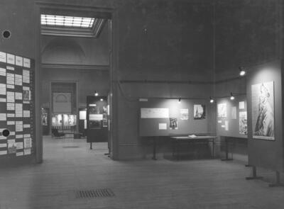 Sfeerbeeld van de tentoonstelling Bruegel, de schilder en zijn wereld in de Koninklijke Musea voor Schone Kunsten van België, Brussel, 1969