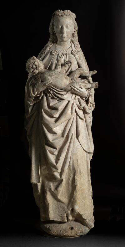 Jan II Borman, Madonna met kind, circa 1480-1490, witte kalksteen, 192 x 70 x 55 cm THE PHOEBUS FOUNDATION, ANTWERPEN