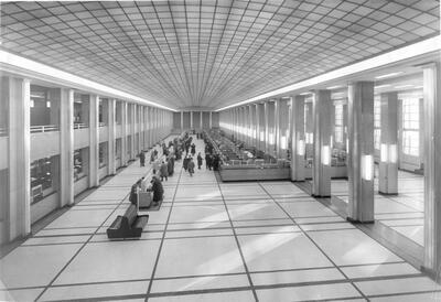 Zicht op de lokettenzaal van de Nationale Bank van België, 1960