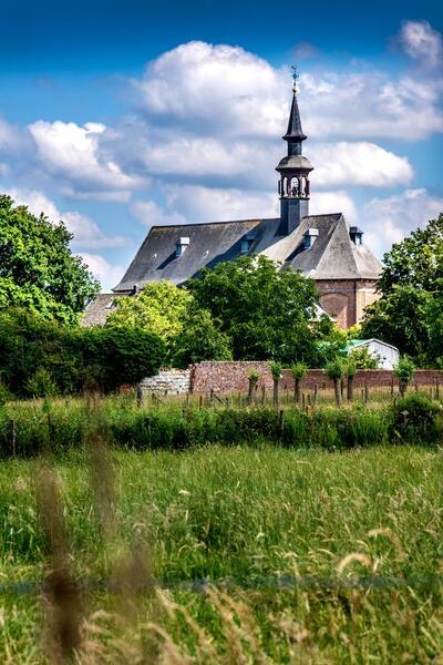 De Sint-Martinuskerk in Sint-Martens-Lierde op de voormalige site van de kartuizers van Sint-Maartens-Bos