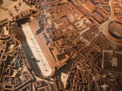 : Werkmodel van Paul Bigot (detail met het Circus Maximus en het Colosseum), bewaard aan de universiteit van Caen