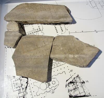 De Porticus Octaviae op enkele van de ruim duizend teruggevonden fragmenten van de Forma Urbis Romae, een gigantische (18 x 13 meter) marmeren stadskaart van Rome uit het begin van de derde eeuw