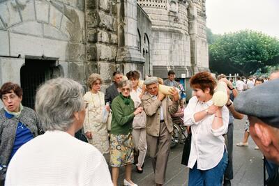 Ria Pacquée, Madame going on pilgrimage to Lourdes, 1989, één van de zestien prints op doek, 50 x 75 cm (elk) - COURTESY OF THE ARTIST