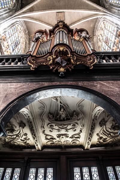 In de Zavelkerk vind je op diverse plekken verwijzingen naar het verhaal van het volksmeisje Beatrijs Soetkens dat in 1348 per bootje een miraculeus Mariabeeld naar Brussel bracht