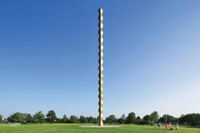 De dertig meter hoge Eindeloze Zuil van Constantin Brancusi in het park van Târgu Jiu in Oltenië, een landstreek in Zuidwest Roemenië