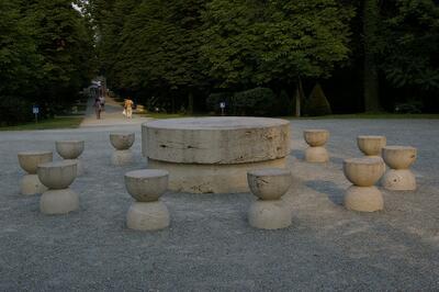 De Tafel der Stilte en De Poort van de Kus, twee werken van Constantin Brancusi in het park van Târgu Jiu in Oltenië