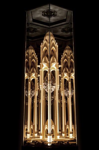 Pieter Léon Vermeersch, Mathematical Universes - Panoptica I, 2020, 3d-prints, acrylaat, cement, spiegels, led’s en staal, 196 x 42 x 36 cm