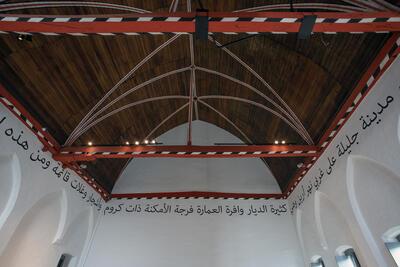 Hou de muren in de gaten voor de geschilderde opschriften zoals de oudste beschrijving van Gent uit 1154 door de cartograaf Muhammad al- Idrīsī