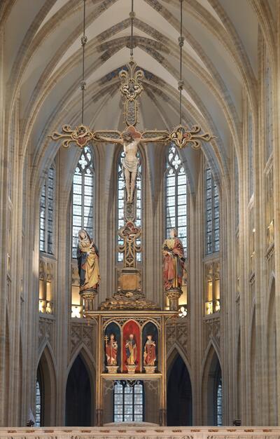 Rechts: Jan II Borman, Triomfkruisgroep, circa 1480-1490, eikenhout (polychromie niet origineel), 680 x 480 x 80 cm (kruis) SINT-PIETERSKERK, LEUVEN - M – MUSEUM LEUVEN