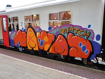 Nawas en Quatch samen op de trein